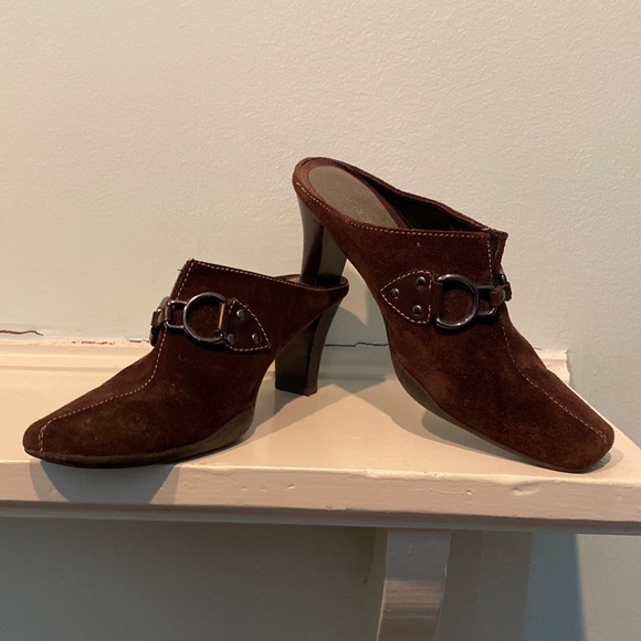 AEROSOLES Shoes - 🙌Aerosoles brown suede mules